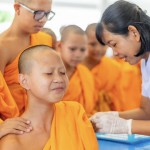 ปทุมธานี เสริมภูมิคุ้มกันพระภิกษุและสามเณรวัดพระธรรมกาย รับวัคซีนไข้หวัดใหญ่กว่า 500 รูป