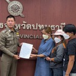 ปทุมธานี พี่น้องสาวใหญ่ชาวปทุมธานี อาชีพรับจ้างเย็บผ้า เข้าร้องขอความเป็นธรรมกับ พล.ต.ต.พีรพล โชติกเสถียร ผบก.ภ.จว.ปทุมธานี