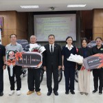 ปทุมธานี”พ่อเมืองปทุมธานี“พร้อมนายกเหล่ากาชาดจังหวัดปทุมธานี ร่วมมอบรางวัลผู้โชคดีถูกรางวัลสลากกาชาดการกุศลจังหวัดปทุมธานี ประจำปี 2569