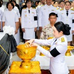 ปทุมธานี-อุบาสก อุบาสิกา คณะศิษยานุศิษย์วัดพระธรรมกาย ร่วมกับพสกนิกรอำเภอคลองหลวง ถวายน้ำสรงพระศพและถวายสักการะพระศพ เบื้องหน้าพระรูป ปทุมธานี-อุบาสก อุบาสิกา คณะศิษยานุศิษย์วัดพระธรรมกาย ร่วมกับพสกนิกรอำเภอคลองหลวง ถวายน้ำสรงพระศพและถวายสักการะพระศพ เบื้องหน้าพระรูป