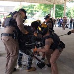 ปทุมธานี !! ลาดหลุมแก้วซ้อมแผนเสมือนจริง สยบชายจิตเวชคลั่งพกอาวุธไล่ทำร้ายประชาชนในวัด  บูรณาการร่วม ตำรวจ-ปกครอง-สาธารณสุข และ รพ.ศรีธัญญา ติวเข้มหลัก 