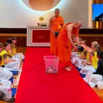 วัดพระธรรมกายลอนดอนเผยแพร่วัฒนธรรมชาวพุทธ ชาวอังกฤษเรียนรู้ไหว้พระ กราบพระ ตักบาตร และสมาธิ