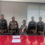 ปทุมธานี ! ลบหลุ่ สาวสองดูดไอซ์นอนเปลือยกายหน้าศาลหลักเมืองปทุมธานี