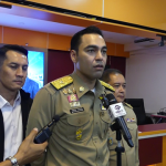 ปทุมธานี - 2 รมช.ลงพื้นที่เพื่อรับฟังปัญหาความเดือดร้อนของประชาชน โดยมี สจ. ทีมบิ๊กแจ็สตั้งกระทู้สดถามปัญหาผลกระทบการวางท่อประปา