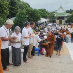 ปทุมธานี ศิษย์สายวัดป่ากว่า 2,000 คน รำลึก 22 ปี “หลวงปู่เจี๊ยะ” มูเซอขนผัก 15 ตันร่วมโรงทาน