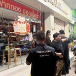 ปทุมธานี ! โจรฮู้ดดำบุกเดี่ยวปืนจี้ร้านทองย่านสามโคก ลงมือแค่ 2 นาที กวาดไป 52 บาท มูลค่ากว่า 3.5 ล้าน