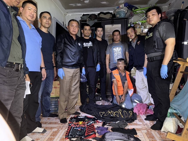 ปทุมธานี ! รวบแล้วคนร้ายชิงทองสามโคกปทุมธานี ปทุมธานี รวบแล้วโจรควงปืนบุกเดี่ยวจี้ร้านทอง กวาด 52 บาท มูลค่า 3.5 ล้านบาท