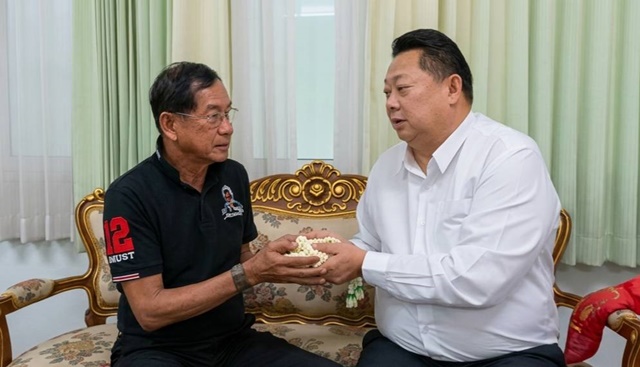 ปทุมธานี นายกยุทธศักดิ์ นำพวงมาลัยขอพร นายกแจ๊ส หลังศาลยกคำร้องพร้อมพัฒนาคลองหลวงตามรอยนายกแจ็ส