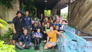 ศูนย์บรรเทาสาธารณภัยกองทัพอากาศ ร่วมมือกับ สำนักงานเขตลาดกระบัง ลงพื้นที่ช่วยเหลือประชาชนที่ได้รับผลกระทบจากน้ำท่วมขังติดต่อกันหลายวัน