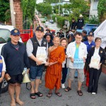 ปทุมธานี”ด้วยรักและห่วงใย“นายกเชษฐ์ นายก ทต.คลองควาย อำเภอสามโคก ฝ่ายปกครองคลองควายร่วมกับผู้ใหญ่ใจดี นำข้าวสาร น้ำดื่มแจกให้ผู้ประสบภัยน้ำท่วมในพื้นที่ !