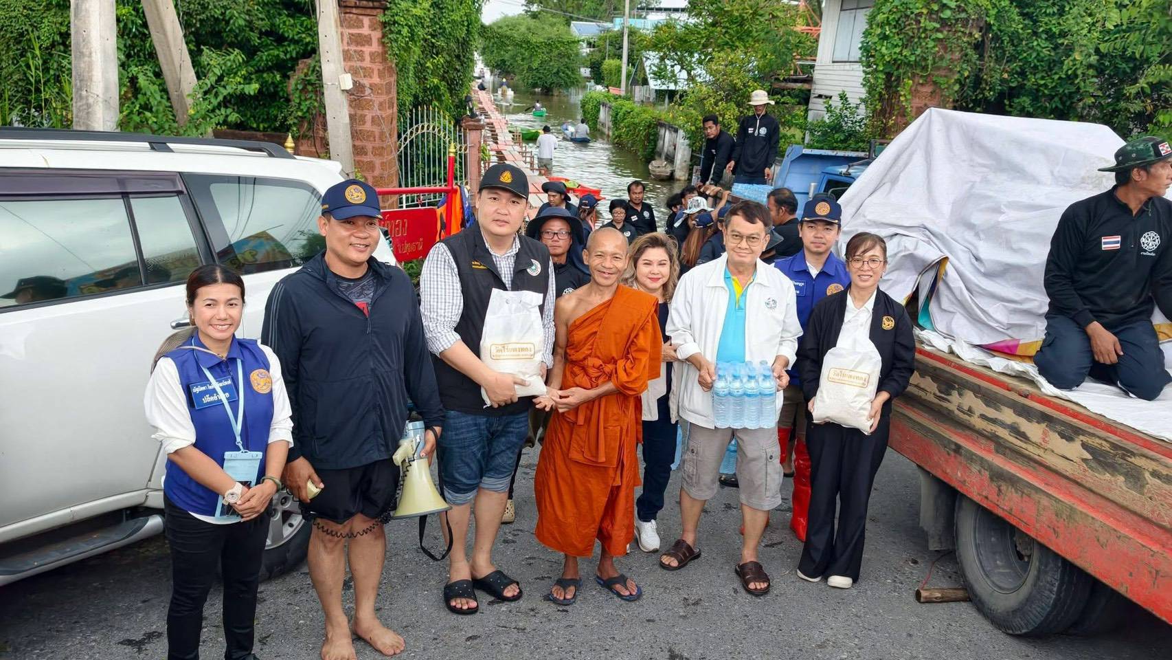 ปทุมธานี”ด้วยรักและห่วงใย“นายกเชษฐ์ นายก ทต.คลองควาย อำเภอสามโคก ฝ่ายปกครองคลองควายร่วมกับผู้ใหญ่ใจดี นำข้าวสาร น้ำดื่มแจกให้ผู้ประสบภัยน้ำท่วมในพื้นที่ !