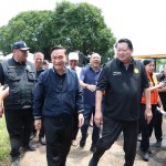 รองนายกรัฐมนตรี ลงพื้นที่อำเภอคลองหลวง ติดตามสถานการณ์และแนวทางบริหารจัดการปัญหาน้ำท่วมขัง พร้อมสั่งการติดตั้งเครื่องสูบน้ำ ดึงโยธาวางระบบการแก้ไขปัญหาน้ำท่วมในภาพรวม