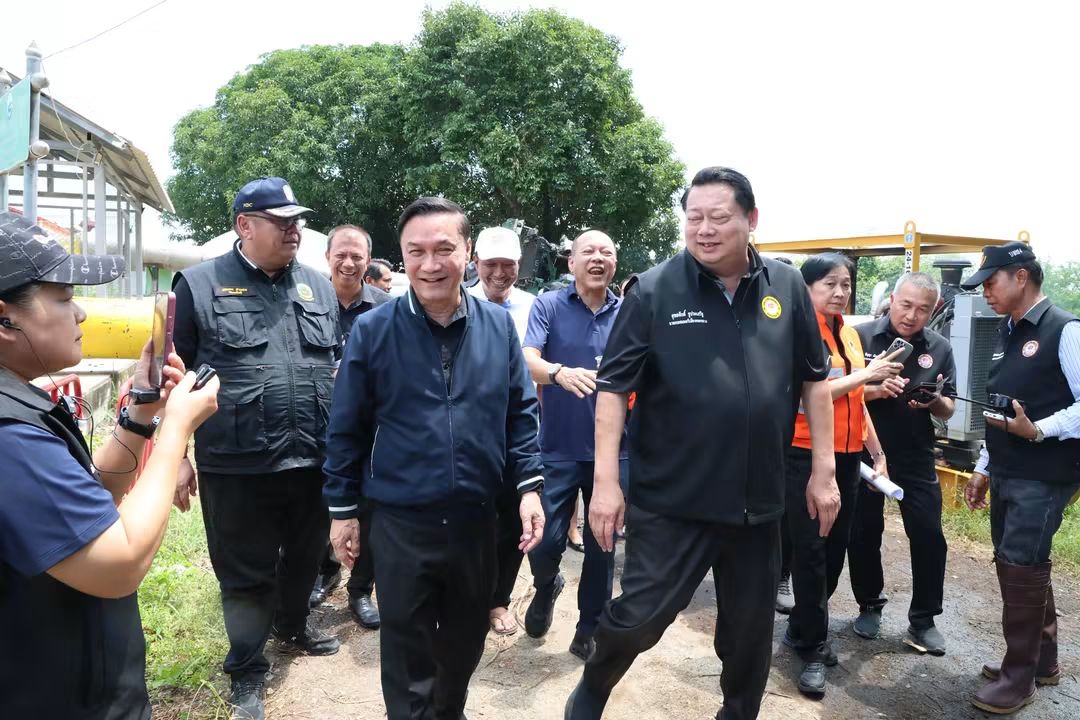 รองนายกรัฐมนตรี ลงพื้นที่อำเภอคลองหลวง ติดตามสถานการณ์และแนวทางบริหารจัดการปัญหาน้ำท่วมขัง พร้อมสั่งการติดตั้งเครื่องสูบน้ำ ดึงโยธาวางระบบการแก้ไขปัญหาน้ำท่วมในภาพรวม