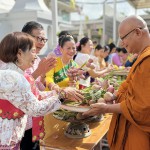 ปทุมธานี พุทธศาสนิกชนแต่งชุดมอญร่วมทำบุญตักบาตรดอกบัวทางเรือและตักบาตรดอกไม้เข้าโบสถ์วัดบางหลวง อนุรักษ์ประเพณี เชิญชวนร่วมงานตักบาตรพระร้อย ร่วมใจถวายบัว