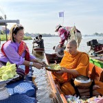 ปทุมธานี อิ่มบุญรับอรุณ! ชาวปทุมธานีร่วมสืบสานประเพณีเก่าแก่ “ตักบาตรพระร้อยทางเรือ” ”ตักบาตรพระร้อย ร่วมใจถวายบัว“ ณ วัดมะขาม