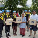 ปทุมธานี แม่บ้านตำรวจภาค 1 ลุยน้ำท่วมแจกสิ่งของ–ยารักษาโรค ช่วยชาวบ้านจำนวน 4 ชุมชน ภายในซอยรังสิต-นครนายก 13 พบผู้ป่วยติดเตียงอยู่ลำพัง ชาวบ้านช่วยดูแลไม่ทอดทิ้ง