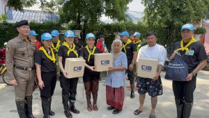 ปทุมธานี แม่บ้านตำรวจภาค 1 ลุยน้ำท่วมแจกสิ่งของ–ยารักษาโรค ช่วยชาวบ้านจำนวน 4 ชุมชน ภายในซอยรังสิต-นครนายก 13 พบผู้ป่วยติดเตียงอยู่ลำพัง ชาวบ้านช่วยดูแลไม่ทอดทิ้ง