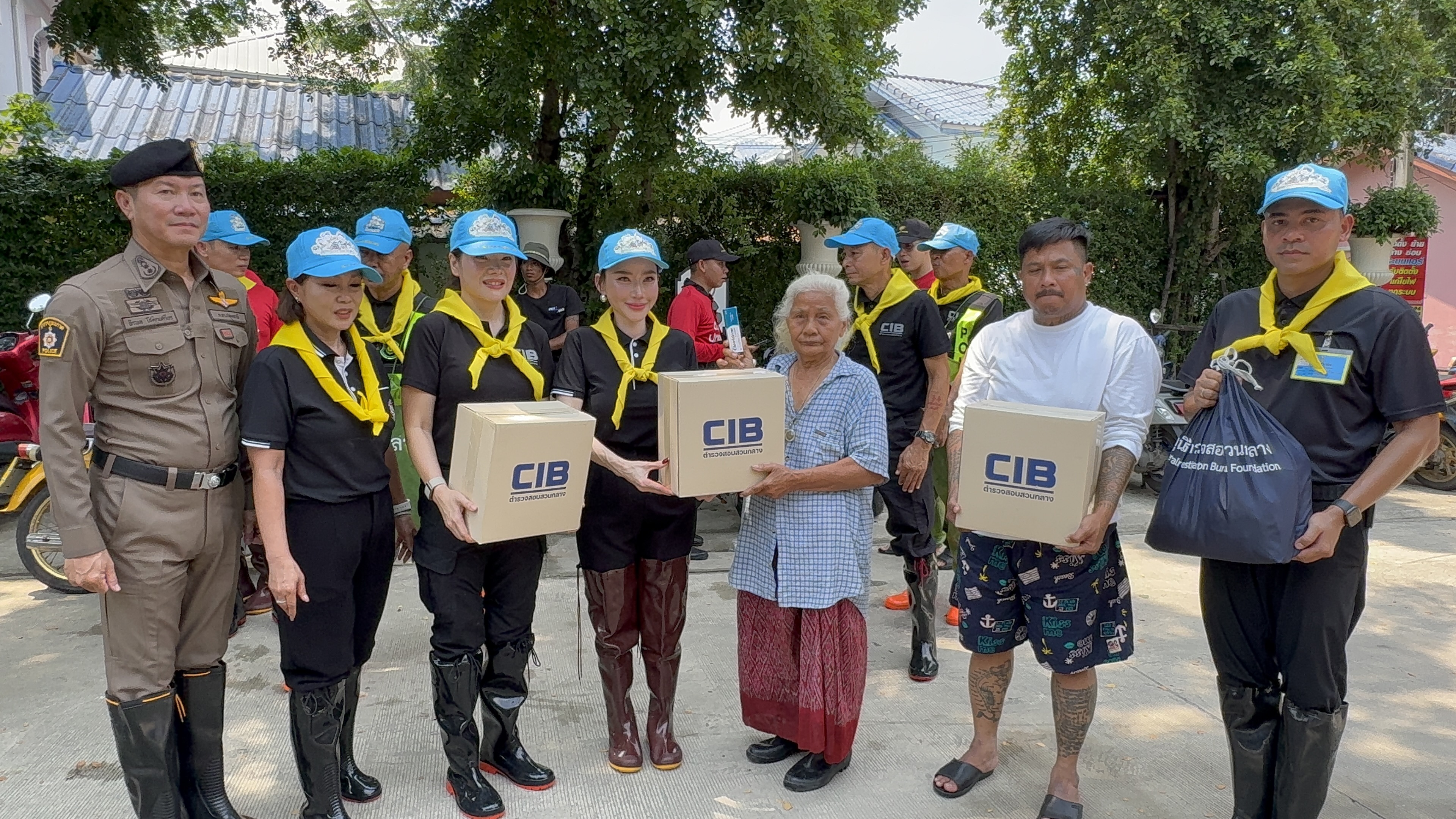ปทุมธานี แม่บ้านตำรวจภาค 1 ลุยน้ำท่วมแจกสิ่งของ–ยารักษาโรค ช่วยชาวบ้านจำนวน 4 ชุมชน ภายในซอยรังสิต-นครนายก 13 พบผู้ป่วยติดเตียงอยู่ลำพัง ชาวบ้านช่วยดูแลไม่ทอดทิ้ง