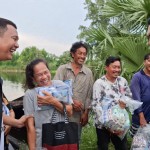 ปทุมธานี รมช.เกษตรฯ ลุยปทุมฯ! น้ำเจ้าพระยาจ่อล้น ชาวบ้านพายเรือรับถุงยังชีพ-อาหารหมาแมว
