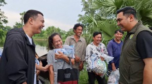 ปทุมธานี รมช.เกษตรฯ ลุยปทุมฯ! น้ำเจ้าพระยาจ่อล้น ชาวบ้านพายเรือรับถุงยังชีพ-อาหารหมาแมว