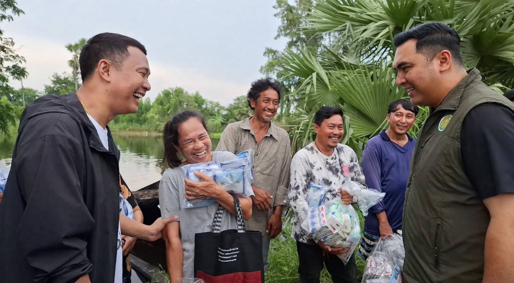 ปทุมธานี รมช.เกษตรฯ ลุยปทุมฯ! น้ำเจ้าพระยาจ่อล้น ชาวบ้านพายเรือรับถุงยังชีพ-อาหารหมาแมว