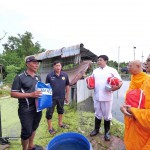 ปทุมธานี พระมาโปรดฝ่าน้ำท่วมถึงหน้าบ้าน มอบถุงยังชีพช่วยผู้สูงอายุ ผู้ป่วยติดเตียง ผู้พิการ 7 ตำบลคลองหลวง