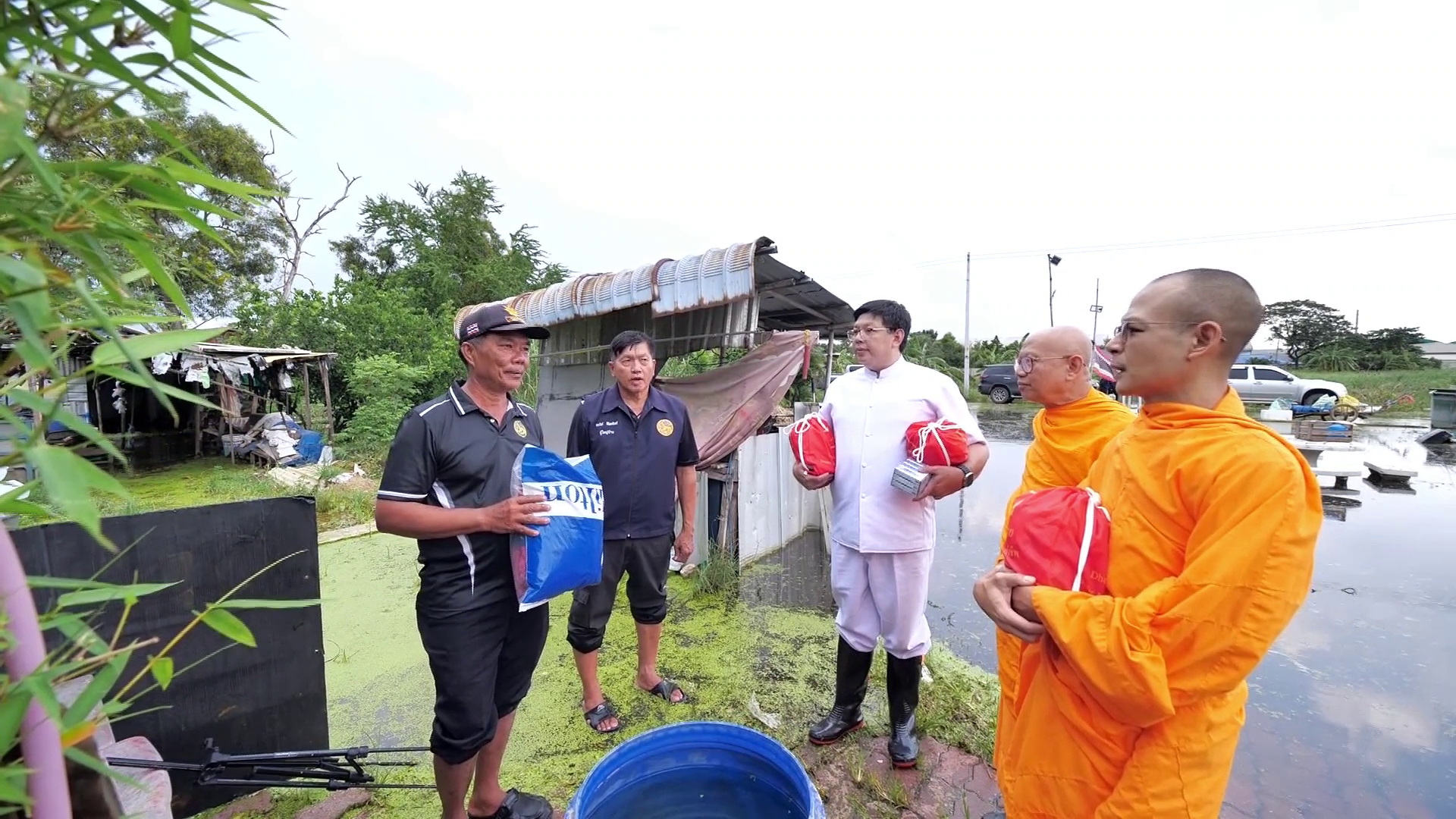 ปทุมธานี พระมาโปรดฝ่าน้ำท่วมถึงหน้าบ้าน มอบถุงยังชีพช่วยผู้สูงอายุ ผู้ป่วยติดเตียง ผู้พิการ 7 ตำบลคลองหลวง