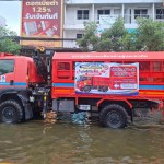 ปทุมธานี ! คูคต น้ำยังอยู่ ศูนย์ ปภ. เขต 1 ปทุมธานี ส่งรถสูบน้ำระยะไกลเข้าพื้นที่ เร่งระบายน้ำออกบรรเทาความเดือดร้อนประชาชน