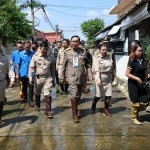 ปทุมธานี พระบาทสมเด็จพระเจ้าอยู่หัว และสมเด็จพระนางเจ้า ฯ พระบรมราชินี ทรงพระกรุณาโปรดเกล้าโปรดกระหม่อมให้ พลเอก ประยุทธ์ จันทร์โอชา องคมนตรี ร่วมกับมูลนิธิราชประชานุเคราะห์ ในพระบรมราชูปถัมภ์ เชิญสิ่งของพระราชทาน มอบแก่ราษฎรผู้ประสบอุทกภัยในพื้นที่จังหวัดปทุมธานี