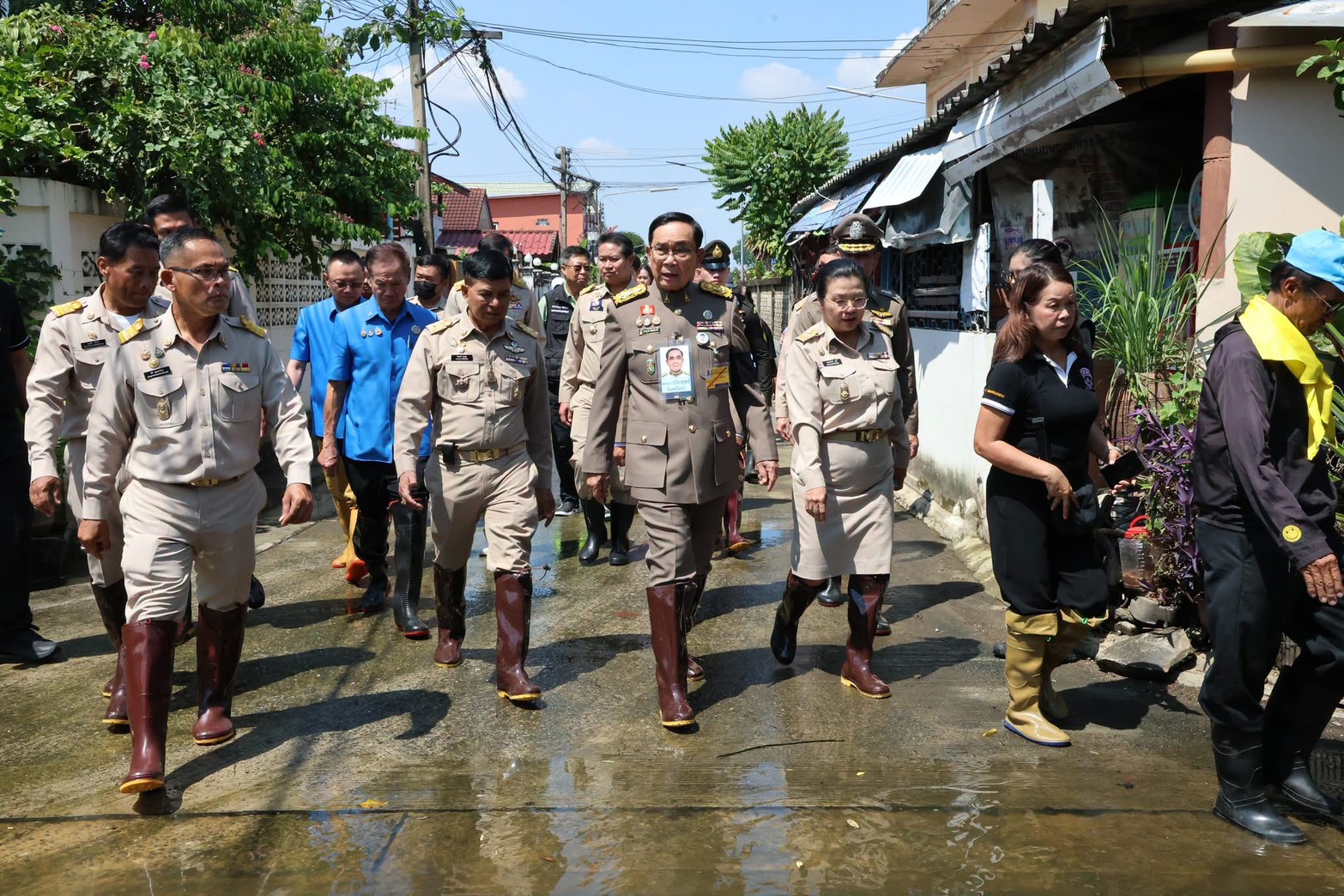 ปทุมธานี พระบาทสมเด็จพระเจ้าอยู่หัว และสมเด็จพระนางเจ้า ฯ พระบรมราชินี ทรงพระกรุณาโปรดเกล้าโปรดกระหม่อมให้ พลเอก ประยุทธ์ จันทร์โอชา องคมนตรี ร่วมกับมูลนิธิราชประชานุเคราะห์ ในพระบรมราชูปถัมภ์ เชิญสิ่งของพระราชทาน มอบแก่ราษฎรผู้ประสบอุทกภัยในพื้นที่จังหวัดปทุมธานี