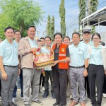 ปทุมธานี“นายกอู๋“นายกเทศมนตรีเมืองบางกะดี นำถุงยังชีพขนาดใหญ่ มามอบให้ชาวบ้านที่ได้รับความเดือดร้อนน้ำท่วมบ้านเรือนในเขตพื้นที่อย่างต่อเนื่อง