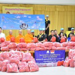 ปทุมธานี วัดพระธรรมกายร่วมกับ ตชด.ภาค 1 มอบถุงยังชีพ 500 ชุด ช่วยผู้สูงอายุ ผู้ป่วย ผู้พิการที่ประสบภัยน้ำท่วมอำเภอหนองเสือ
