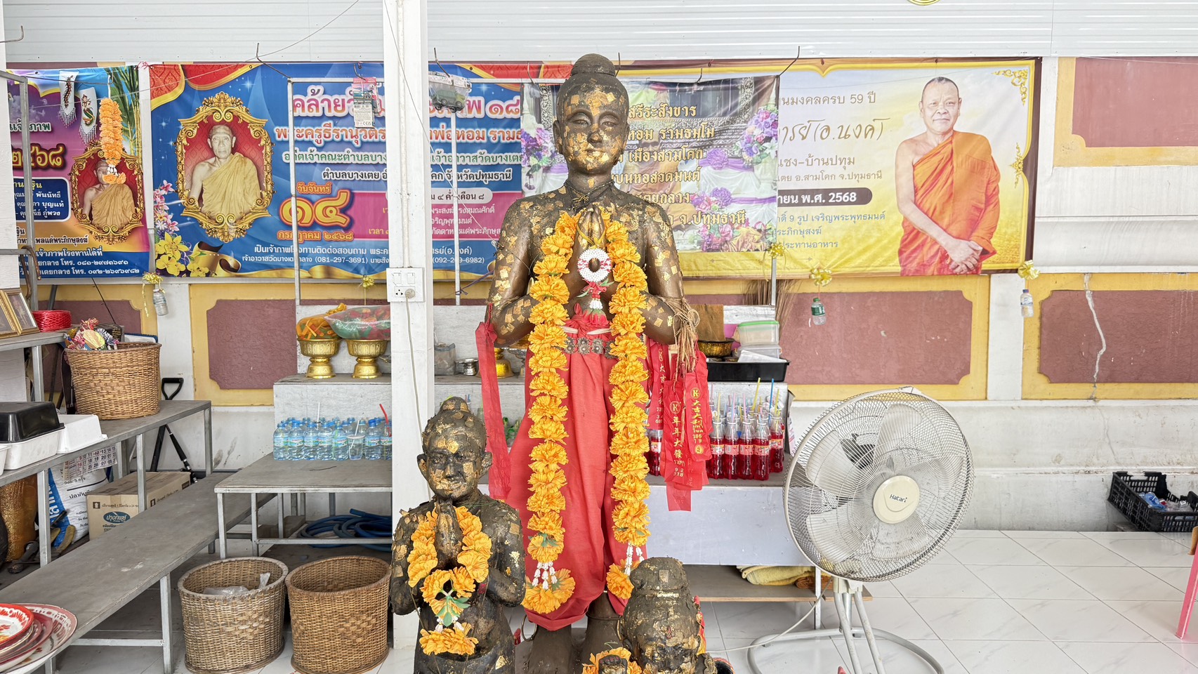 ปทุมธานี“พรุ่งนี้รวย“ชาวบ้านส่องเลขธูปไอ้ไข่วัดบางเตยกลาง สามโคก หวังรับโชคในวันหวยออก