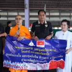 ปทุมธานี วัดพระธรรมกายร่วมกับ อบจ.ปทุมธานี มอบถุงยังชีพ 500 ชุด ช่วยชาวท้ายเกาะประสบภัยน้ำท่วมริมเจ้าพระยา