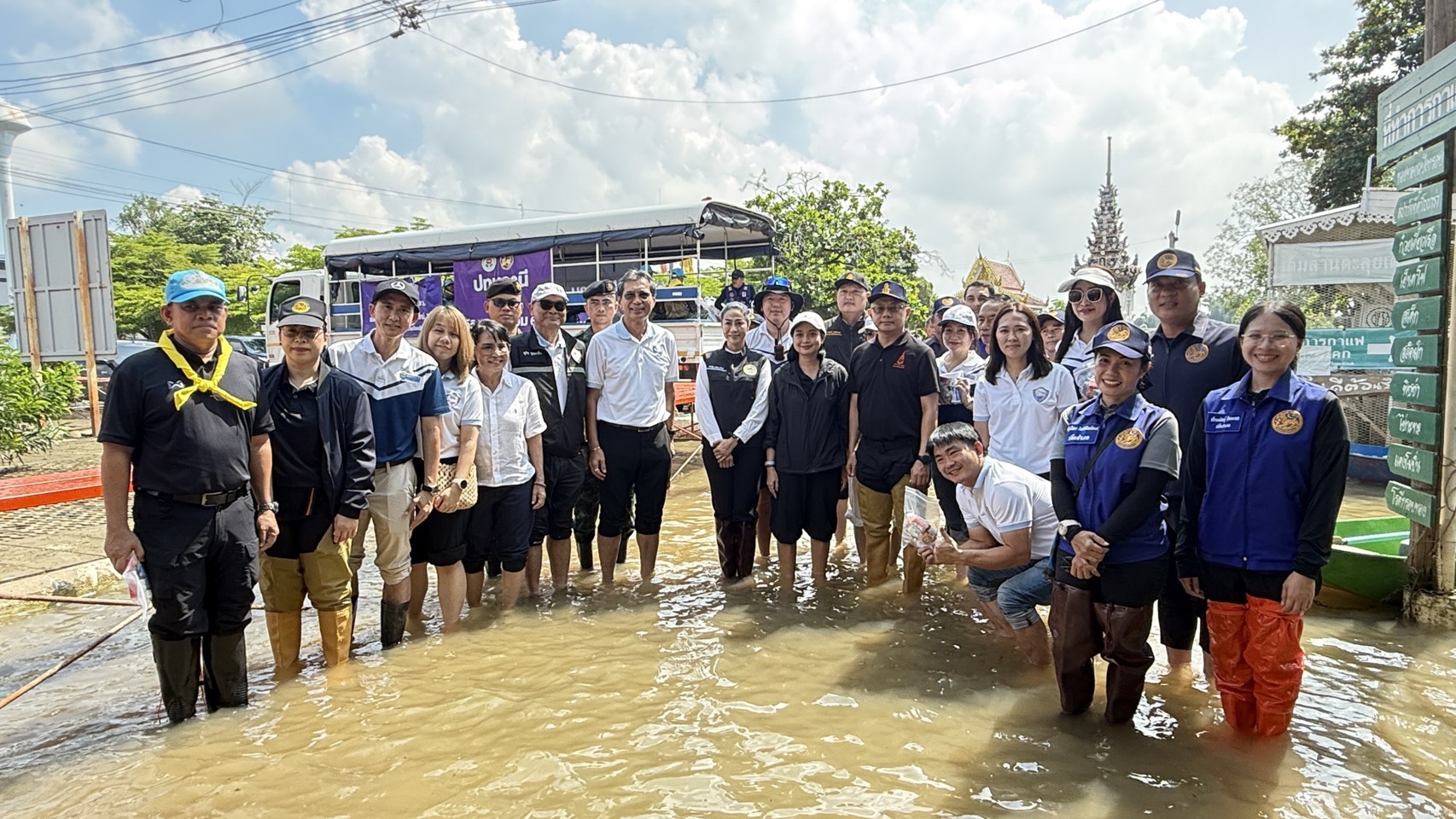 ปทุมธานี ปลัดจังหวัดปทุมธานี หอการค้าจังหวัดปทุมธานี อบจ.จังหวัดปทุมธานี กลุ่มผู้ประกอบการรุ่นใหม่ YEC ร่วมบูรณาการลงพื้นที่มอบถุงยังชีพ 300 ถุง เพื่อเป็นขวัญและกำลังใจให้กับพี่น้องชาวตำบลคลองควาย ที่ได้รับผลกระทบน้ำท่วมบ้านเรือน