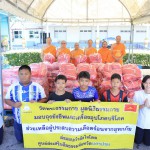 ปทุมธานี วัดพระธรรมกายร่วมคณะสงฆ์นครปฐม มอบถุงยังชีพ 500 ชุด ช่วยผู้ประสบภัยริมแม่น้ำท่าจีน