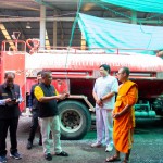 ปทุมธานี วัดพระธรรมกาย–มูลนิธิธรรมกาย มอบ EM กว่า 1,000 ลิตร ช่วยฟื้นฟูคลองสามหลังน้ำลด