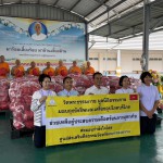 ปทุมธานี แบ่งปันน้ำใจถึงชาวอัมพวา วัดพระธรรมกายมอบถุงยังชีพกว่า 300 ชุด ช่วยผู้ประสบภัยน้ำท่วมสมุทรสงคราม