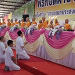 ปทุมธานี พุทธศาสนิกชนร่วมทอดผ้าป่า–จุดประทีปถวายพุทธบูชา ณ ลานพญานาค ริมฝั่งโขง จ.หนองคาย