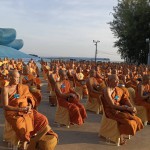 ปทุมธานี พุทธศาสนิกชนร่วมตักบาตรเทโว 500 รูปเนื่องในวันออกพรรษา