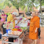ปทุมธานี“คลื่นมหาชนคนบุญ”ร่วมทำบุญประเพณีตักบาตรพระร้อย รอบอุโบสถเก่าแก่ ๓๕๙ ปี สมัยอยุธยา วัดสิงห์ สามโคก ปทุมธานี“คลื่นมหาชนคนบุญ”ร่วมทำบุญประเพณีตักบาตรพระร้อย รอบอุโบสถเก่าแก่ ๓๕๙ ปี สมัยอยุธยา วัดสิงห์ สามโคก